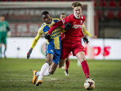 Joachim Andersen (r.) ontdoet zich tijdens Jong FC Twente - RKC Waalwijk van Endy Opoku Bernadina. (02-02-2015). 
