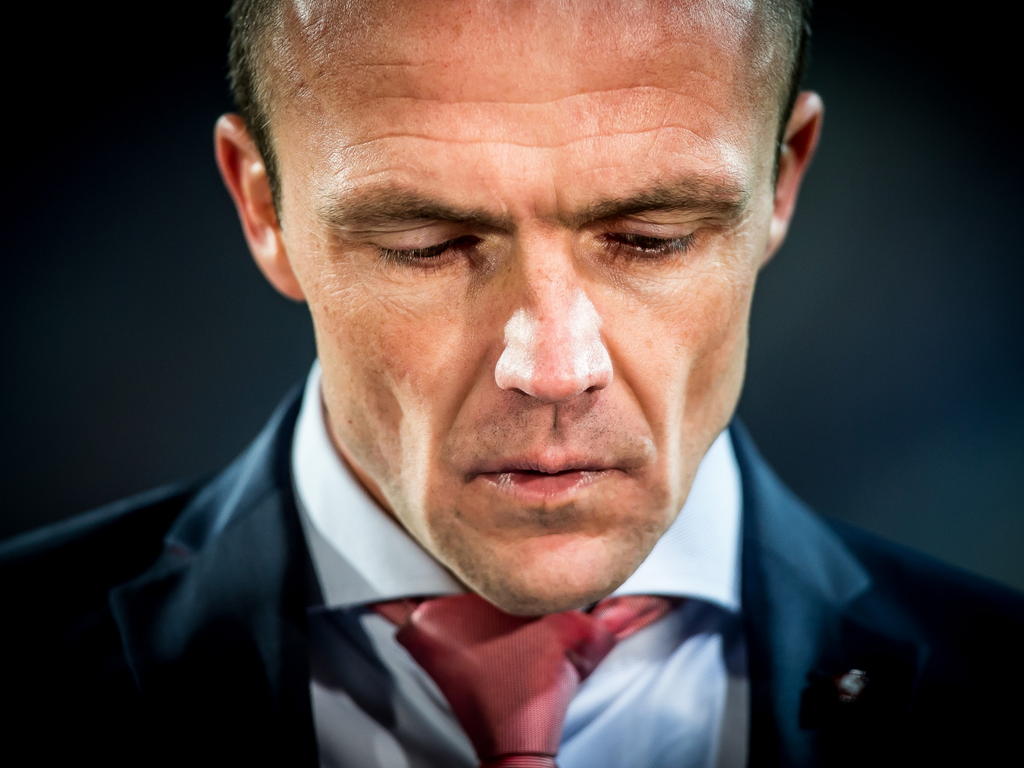 FC Twente-trainer Alfred Schreuder kan het niet geloven dat zijn ploeg binnen korte tijd op een 2-0 achterstand is gekomen tegen Willem II. (06-03-2015)