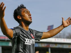 Renato Tapia laat zich als negentienjarig talent zien in de Eredivisie. De middenvelder uit Peru scoort de 1-2 tegen Go Ahead Eagles. (12-04-2015)