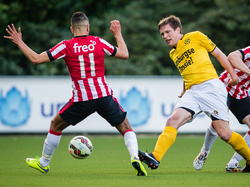 Bart Biemans (r.) speelt tijdens Jong PSV - Roda JC de bal slim door de benen van Mohamed Rayhi. (20-04-2015)