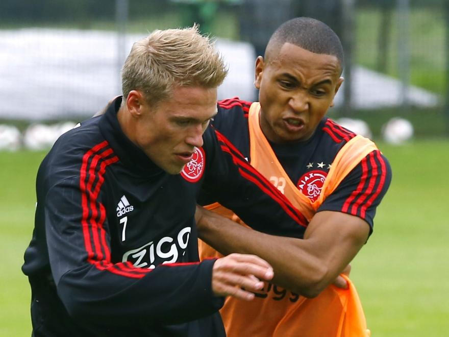 Kenny Tete (r.) en Viktor Fischer doen weinig voor elkaar onder op de training van Ajax. (13-07-2015)