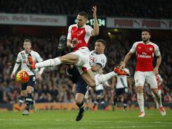 Arsenal-speler Kieran Gibbs staat koud in het veld en scoort meteen de gelijkmaker. Kyle Walker van Tottenham Hotspur kan hem niet van het scoren beletten. (08-11-2015)
