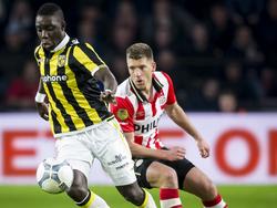 Stijn Schaars zit Marvelous Nakamba op de hielen tijdens de wedstrijd tussen PSV en Vitesse. (19-04-2016)