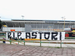 Pancarta de recuerdo al jugador en el Benevento-Hellas. (Foto: Getty)