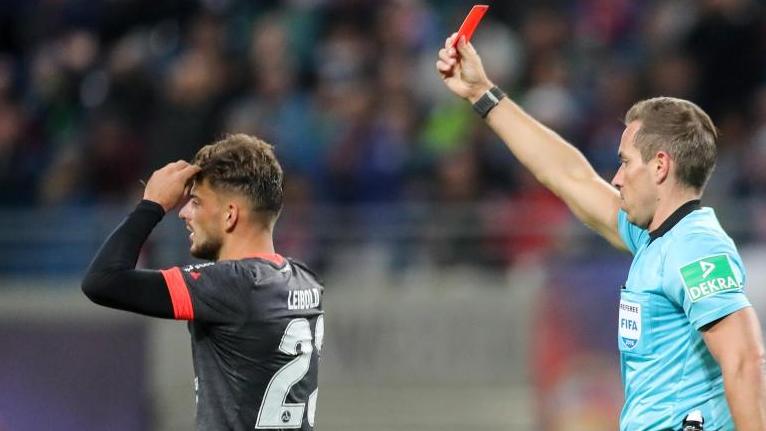 Muss gegen Hoffenheim zuschauen: Tim Leibold (l.)