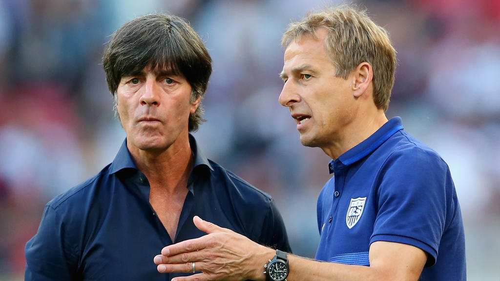 Jürgen Klinsmann (r.) fordert Ergebnisse von Joachim Löw