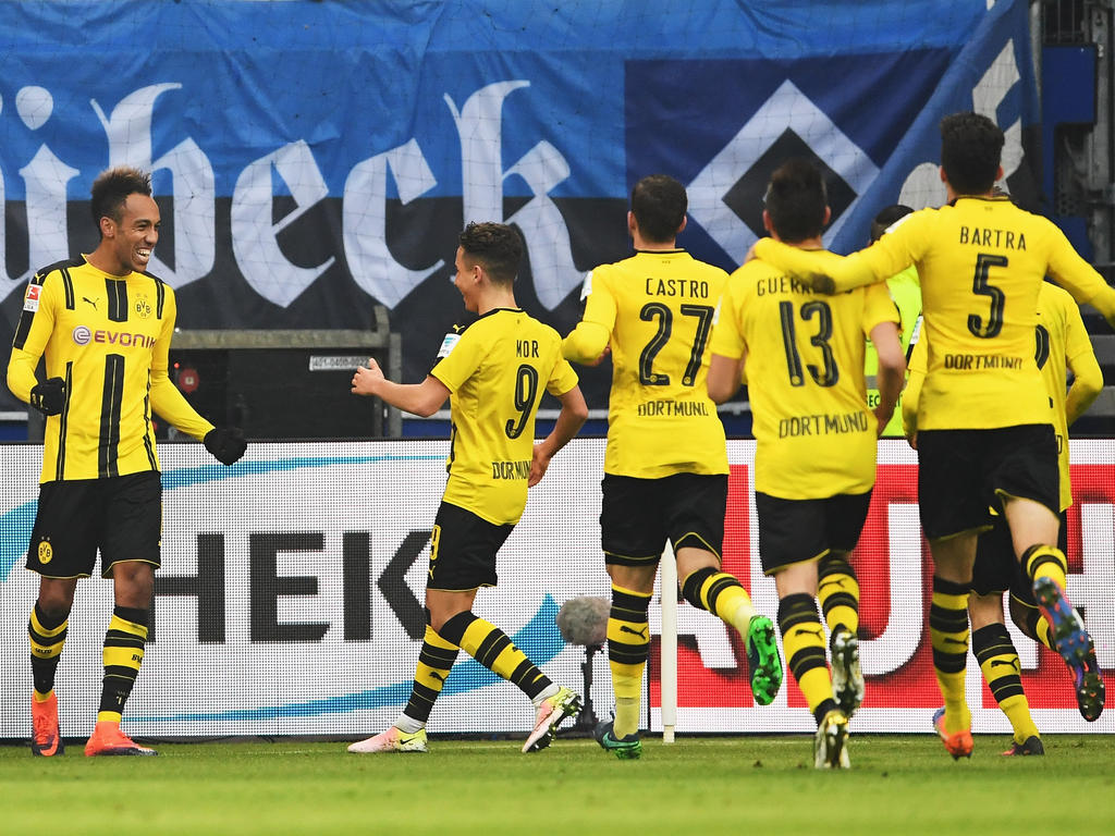 Los jugadores del Dortmund celebran uno de sus goles con 'Auba'. (Foto: Getty)