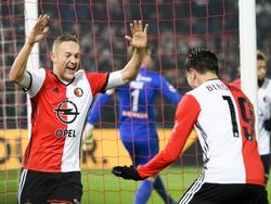 Jens Toornstra (l.) zet Feyenoord op een 1-0 tegen FC Groningen, hij zoekt Steven Berghuis (r.) op, die de assist gaf. (11-02-2017)