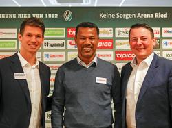 Ried-Manager Schiemer (l.) und Finanzvorstand Daxl (r.) mit Neo-Coach Lassaad Chabbi (Bild: SVR / Scharinger)