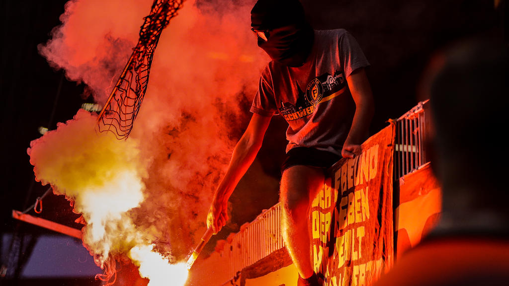 BVB-Fans zünden Bengalische Feuer bei Union Berlin