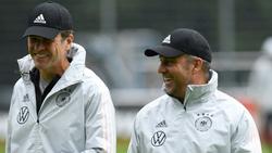 Oliver Bierhoff (l.) ist mit Hansi Flick (r.) mehr als zufrieden