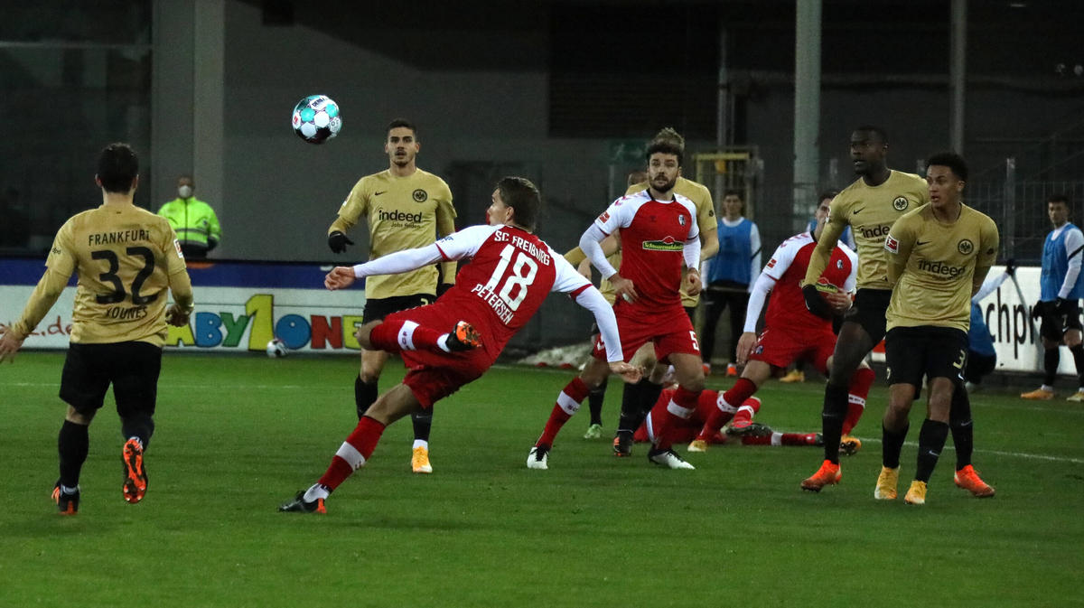 Nils Petersen (M.) traf für den SC Freiburg Nils Petersen (M.) traf für den SC Freiburg