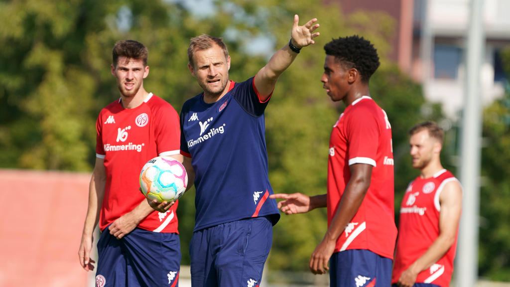 Bo Svensson (M.) sieht Anton Stach (l.) offenbar noch nicht beim FC Bayern Bo Svensson (M.) sieht Anton Stach (l.) offenbar noch nicht beim FC Bayern