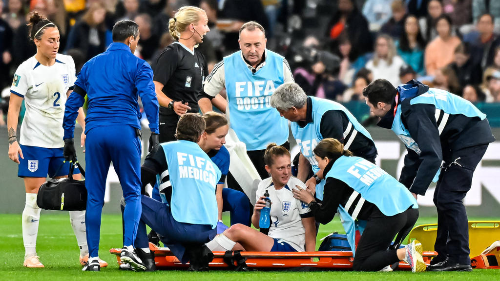 Englands Fußballstar Keira Welsh verletzte sich im WM-Spiel gegen Dänemark