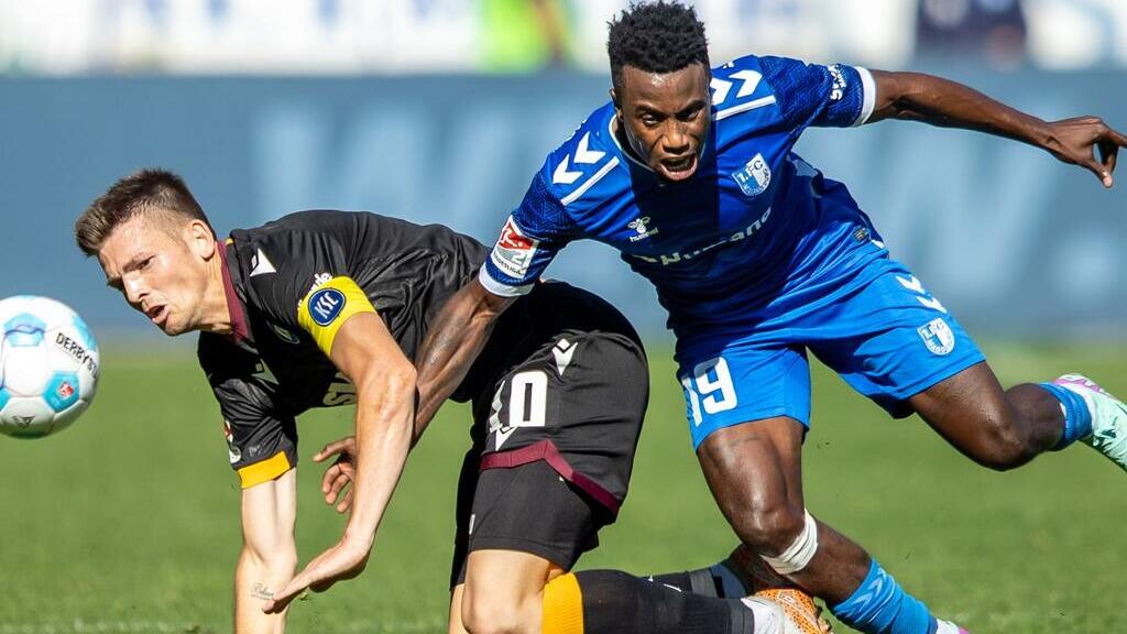 Karlsruhes Torschütze Marvin Wanitzek (l) kämpft um den Ball Karlsruhes Torschütze Marvin Wanitzek (l) kämpft um den Ball