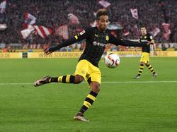 Pierre-Emerick Aubameyang lost een schot tijdens het competitieduel 1. FC Köln - Borussia Dortmund. (19-12-2015)