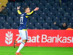 Robin van Persie viert één van zijn twee doelpunten tijdens het bekerduel Fenerbahçe - Giresunspor. (13-01-2016)