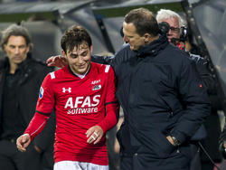 Joris van Overeem (l.) wordt bij de wedstrijd AZ Alkmaar - Vitesse een kwartier voor tijd naar de kant gehaald door John van den Brom (r.). De trainer is blij met zijn speler, die de assist leverde bij de 1-0. (06-02-2016)