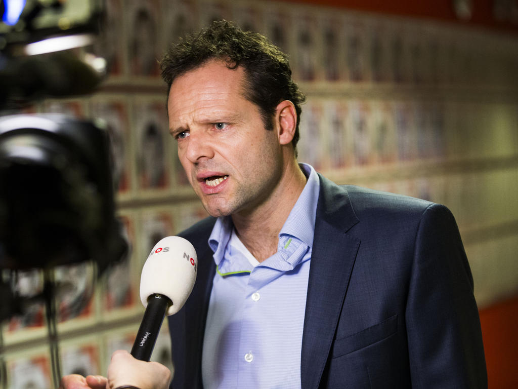 FC Twente-directeur Gerald van den Belt staat de media te woord. (04-03-2015) FC Twente-directeur Gerald van den Belt staat de media te woord. (04-03-2015)