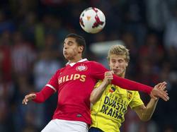Adam Maher (l.) in duel met Wout Droste (r.) tijdens PSV - SC Cambuur. (31-8-2013)