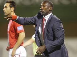 Jimmy Floyd Hasselbaink haalt alles uit de kast om Royal Antwerp FC aan de overwinning te helpen. (04-08-2013)