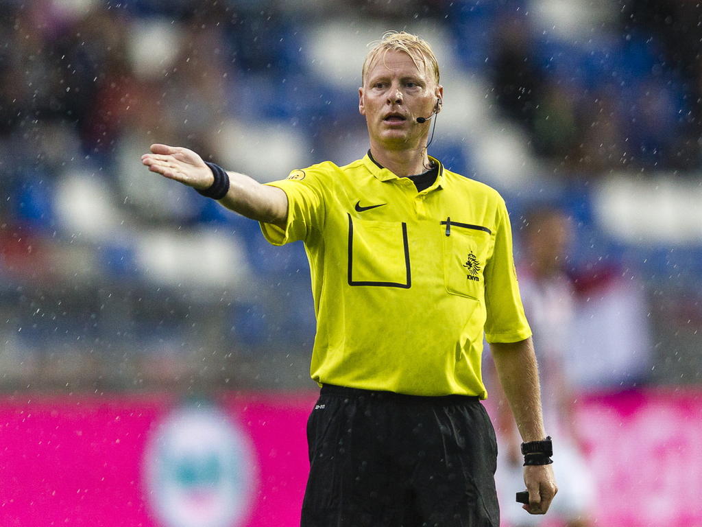 Scheidsrechter Kevin Blom geeft aanwijzingen tijdens Willem II - PSV Eindhoven. (10-8-2014) Scheidsrechter Kevin Blom geeft aanwijzingen tijdens Willem II - PSV Eindhoven. (10-8-2014)