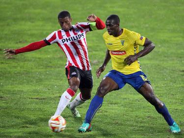 Georginio Wijnaldum (l.) met een uiterste krachtsinspanning om de bal voor Anderson Esiti (r.) weg te tikken. (27-11-2014) 