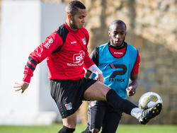Gregor Breinburg (l.) in actie op trainingskamp met zijn team NEC Nijmegen met ploeggenoot Bahnou Diarra (r.) (06-01-2015)