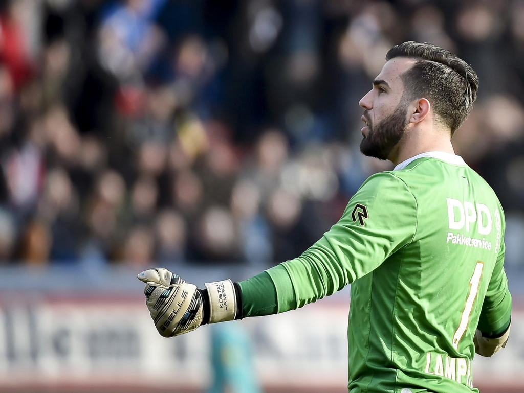 Willem II-doelman Kostas Lamprou viert de 1-1 tegen Ajax in zijn eentje. (22-02-2015) Willem II-doelman Kostas Lamprou viert de 1-1 tegen Ajax in zijn eentje. (22-02-2015)