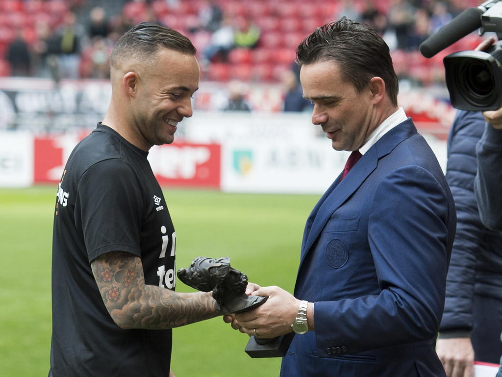 Demy de Zeeuw (l.) neemt afscheid van Ajax, vier jaar nadat de speler zijn laatste duel namens de Amsterdammers speelde. Ajax - NAC. (19-04-2015) Demy de Zeeuw (l.) neemt afscheid van Ajax, vier jaar nadat de speler zijn laatste duel namens de Amsterdammers speelde. Ajax - NAC. (19-04-2015)