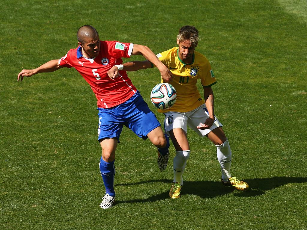 Francisco Silva (izq.) pugna con Neymar en el pasado Mundial 2014. (Foto: Getty)