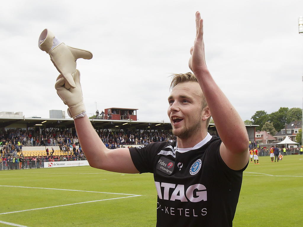 Hidde Jurjus bedankt het publiek na afloop van het play-offduel Go Ahead Eagles - De Graafschap. (25-05-2015)
