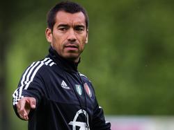 Feyenoord-trainer Giovanni van Bronckhorst geeft aanwijzingen tijdens het trainingskamp in Oostenrijk ter voorbereiding op het nieuwe seizoen. (08-07-2015)