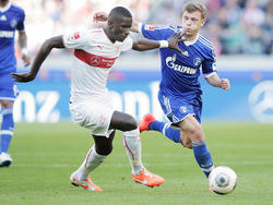 Stuttgarts Innenverteidiger Antonio Rüdiger wird von Schalkes Youngster Max Meyer angegangen.
