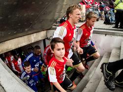 De spelers komen het veld op voor de tweede Klassieker van het seizoen 2015/2016. Aanvoerder Dirk Kuyt (r.) gaat voorop, goalie Kenneth Vermeer volgt. (08-11-2015)