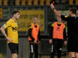 Tomi Jurić (l.) wordt door scheidsrechter Erik Braamhaar (r.) van het veld gestuurd tijdens het competitieduel Roda JC Kerkrade - ADO Den Haag. (06-11-2015)