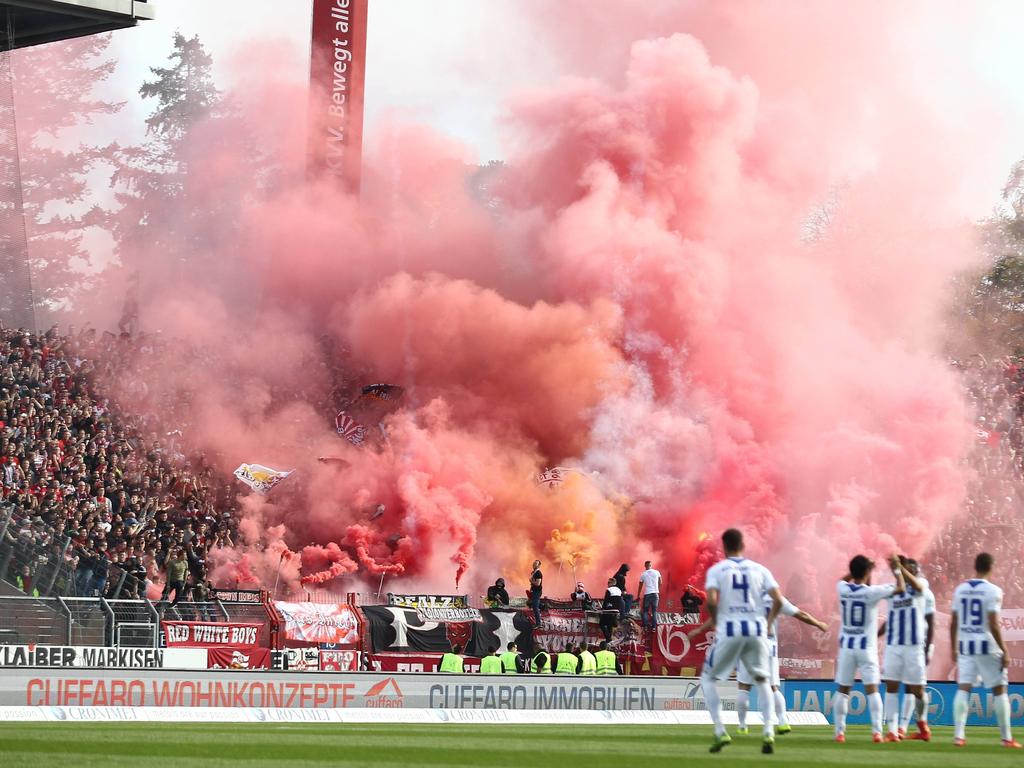 Unter anderem beim Spiel in Karlsruhe zündeten die FCK-Fans Pyrotechnik