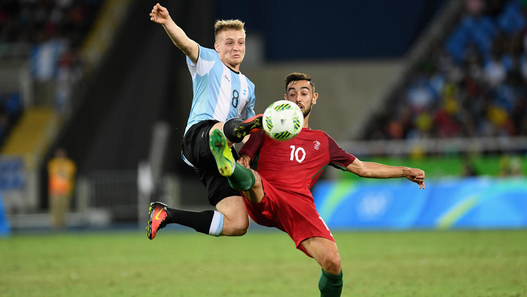 Santiago Ascacíbar  (l.) steht erneut im Kader der argentinischen Nationalmannschaft