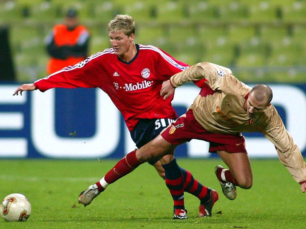 Bastian Schweinsteiger (l.) debütierte im viel zu großen Trikot des FC Bayern