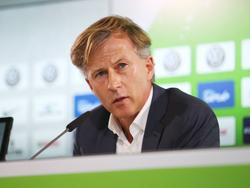 Andries Jonker staat de pers te woord tijdens zijn presentatie bij VfL Wolfsburg (27-02-2017).