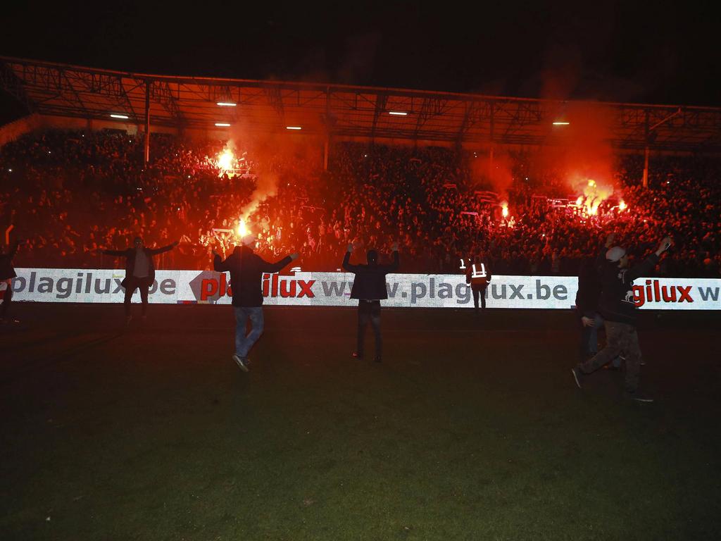 Fans van Royal Antwerp betreden het veld nadat de ploeg is gepromoveerd naar de Eerste Klasse A. (11-03-2017)