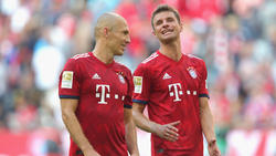 Thomas Müller (r.) bedankt sich bei Arjen Robben für die gemeinsame Zeit