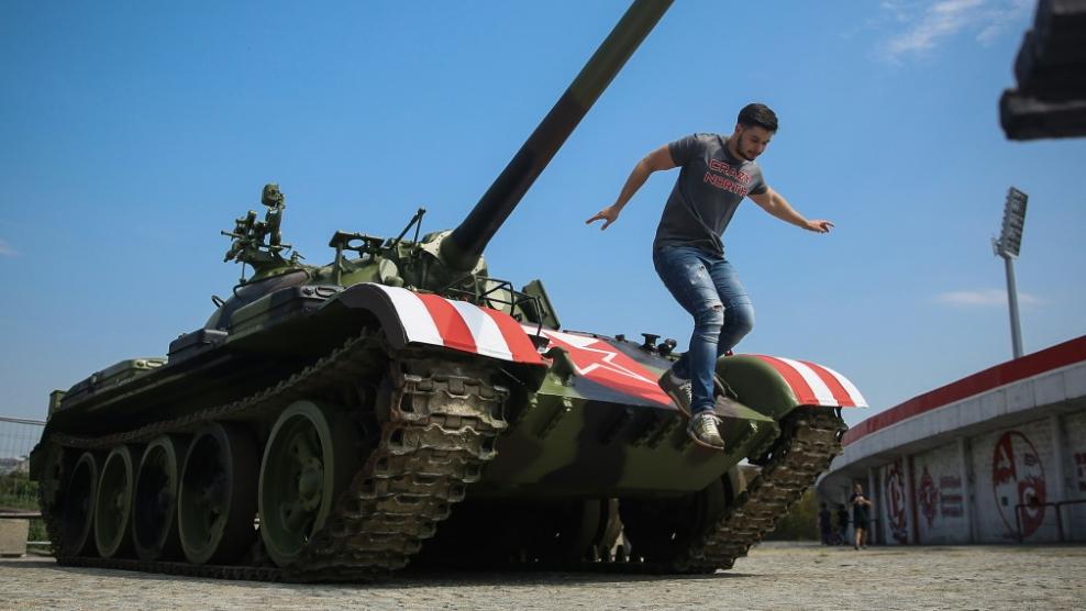 In Belgrad stellten Fans einen Panzer vor das Stadion In Belgrad stellten Fans einen Panzer vor das Stadion