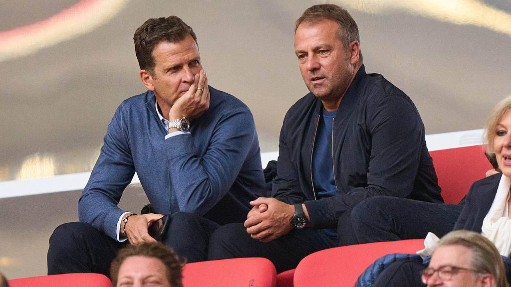 Oliver Bierhoff (l.) und Hansi Flick zu Besuch bei den DFB-Frauen Oliver Bierhoff (l.) und Hansi Flick zu Besuch bei den DFB-Frauen