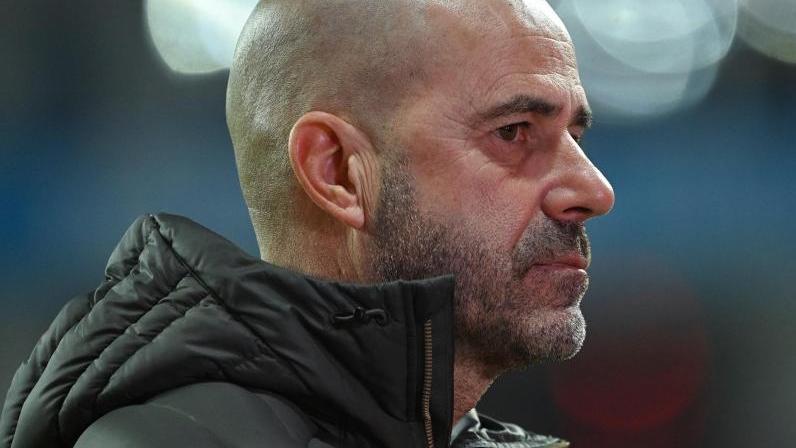 Leverkusens Trainer Peter Bosz muss gegen OGC Nizza auf gleich acht Spieler verzichten Leverkusens Trainer Peter Bosz muss gegen OGC Nizza auf gleich acht Spieler verzichten