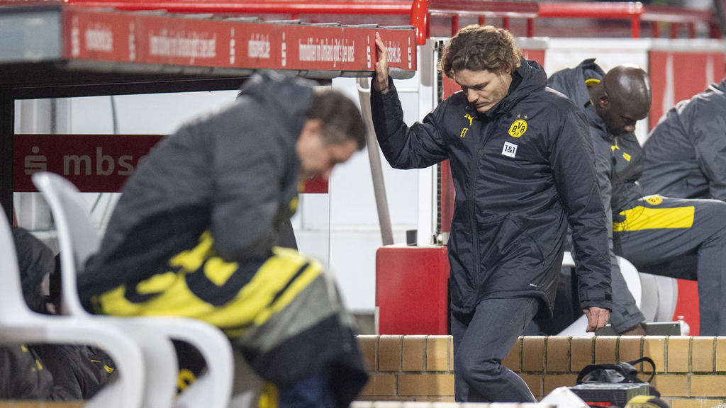 Edin Terzic (r.) konnte mit der Leistung der BVB-Profis gegen Freiburg nicht zufrieden sein