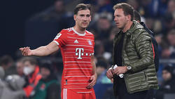 Leon Goretzka vom FC Bayern (l.) mit Trainer Julian Nagelsmann