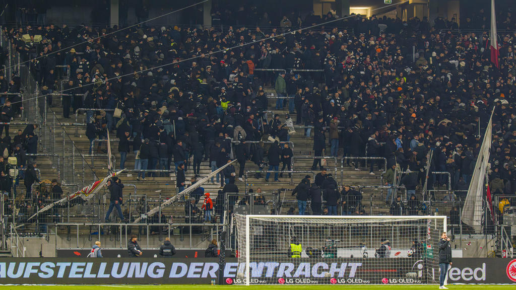 Aus Protest gegen die Polizei zogen sich die Frankfurter Ultras aus ihrem Fanblock zurück.