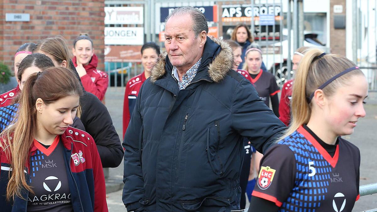 Huub Stevens sieht die Entwicklung beim FC Schalke 04 kritisch