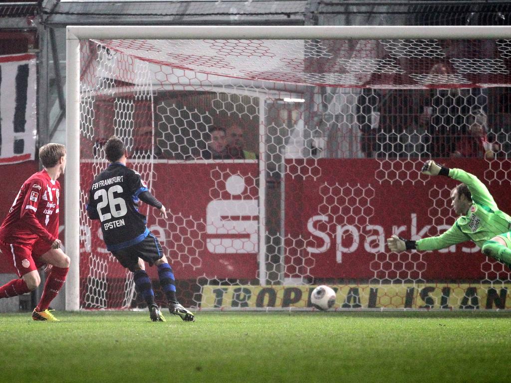 Energie-Cottbus-Keeper Robert Almer hat am 15. Spieltag der Zweitligasaison 2013/2014 keine Chance, den Ball gegen Denis Epstein vom FSV Frankfurt abzuwehren (22.11.2013).